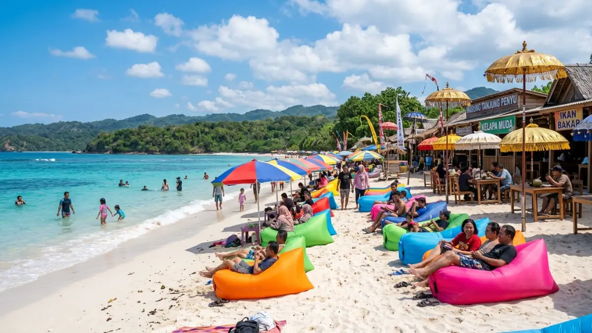 Fasilitas Payung dan Sofa Angin di Pantai Tanjung Penyu